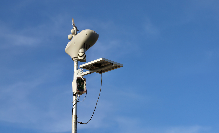 A Portos do Paraná implantou uma estação meteorológica própria, que disponibilizará medições e alertas em tempo real sobre as condições atmosféricas no Porto de Paranaguá. A ferramenta poderá ser acessada por toda a comunidade portuária, servindo de auxílio na prevenção de acidentes de trabalho. - Paranaguá, 21/06/2021 - Foto: Cláudio Neves/Portos do Paraná