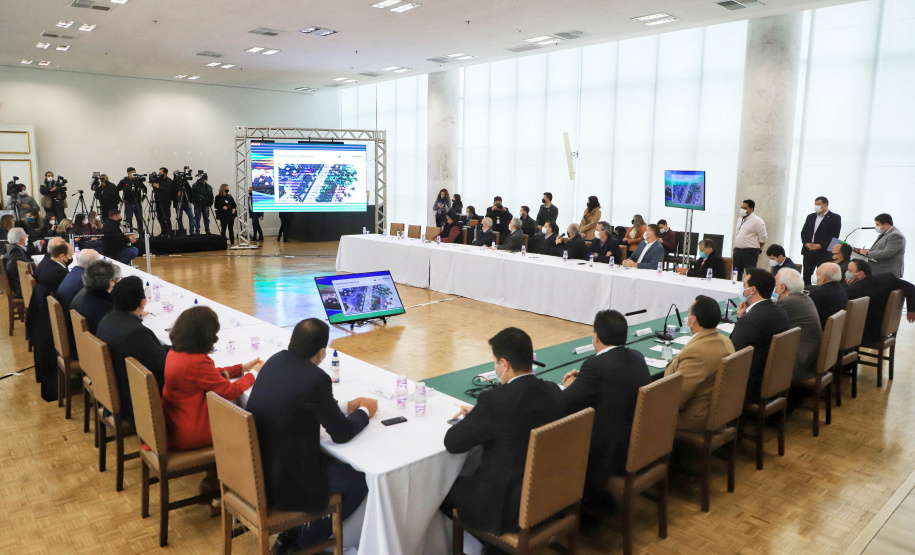 O governador Carlos Massa Ratinho Junior lançou nesta segunda-feira (21), no Palácio Iguaçu, o edital de licitação da primeira fase das obras de recuperação da orla de Matinhos, no Litoral do Paraná. - Curitiba, 21/06/2021 - Foto: José Fernando Ogura/AEN