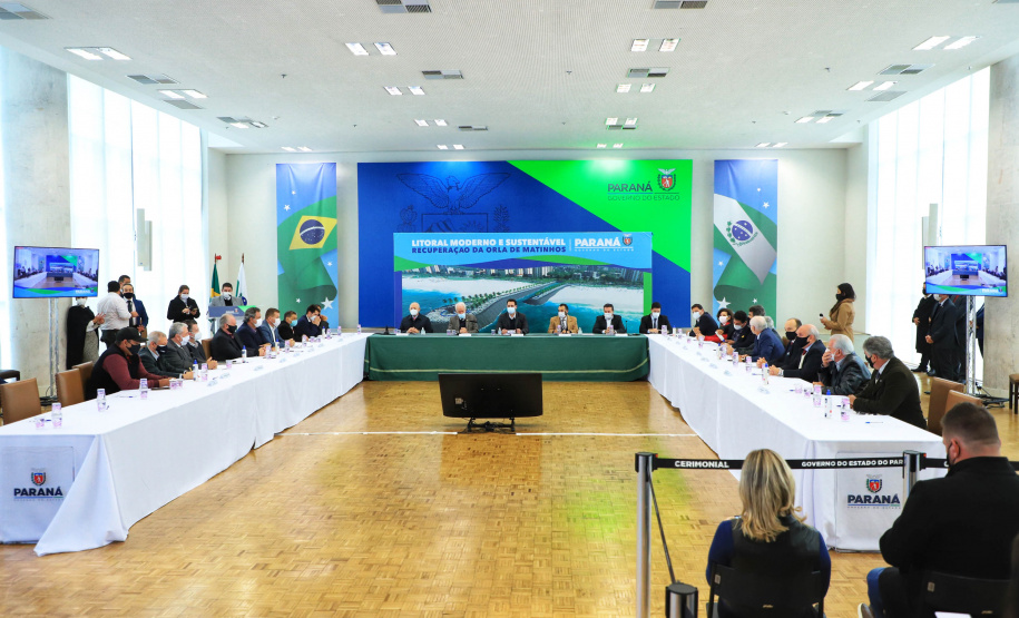 O governador Carlos Massa Ratinho Junior lançou nesta segunda-feira (21), no Palácio Iguaçu, o edital de licitação da primeira fase das obras de recuperação da orla de Matinhos, no Litoral do Paraná. - Curitiba, 21/06/2021 - Foto: José Fernando Ogura/AEN