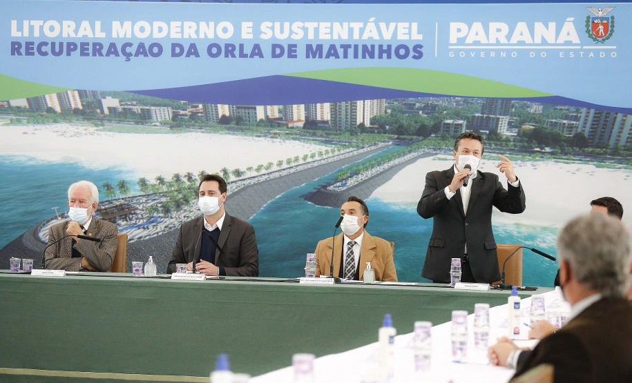 Edital de licitação da primeira fase das obras de recuperação da orla de Matinhos lançado nesta segunda-feira (21) pelo governador Carlos Massa Ratinho Junior prevê investimentos de R$ 377,85 milhões na revitalização de 6,3 quilômetros entre a Avenida Paraná e o Balneário Flórida. Foto: Jonathan Campos/AEN