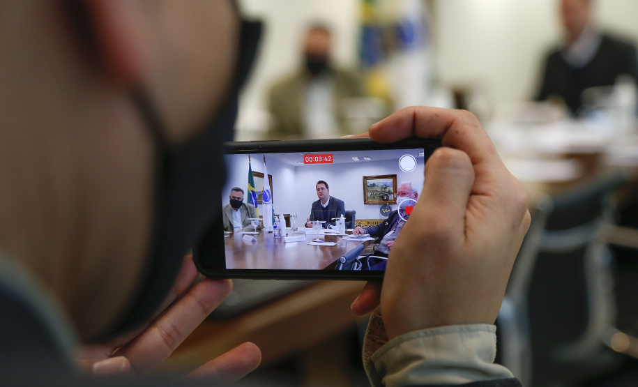 O governador Carlos Massa Ratinho Junior se reuniu nesta segunda-feira (21), por videoconferência, com a diretoria do Banco Mundial (BIRD) para alinhar as etapas de contratação de uma linha de crédito no valor de US$ 130 milhões (R$ 654 milhões na cotação atual). Foto: Jonathan Campos/AEN