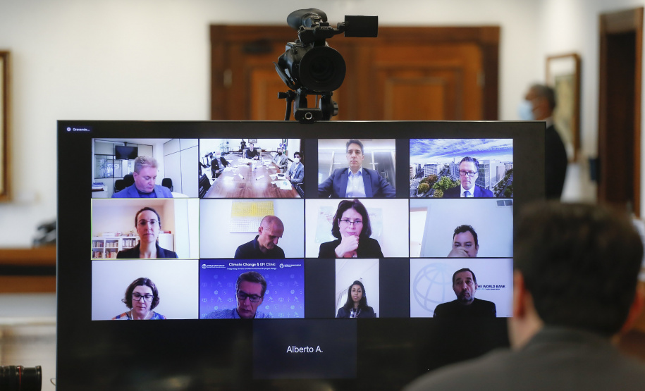 O governador Carlos Massa Ratinho Junior se reuniu nesta segunda-feira (21), por videoconferência, com a diretoria do Banco Mundial (BIRD) para alinhar as etapas de contratação de uma linha de crédito no valor de US$ 130 milhões (R$ 654 milhões na cotação atual). Foto: Jonathan Campos/AEN