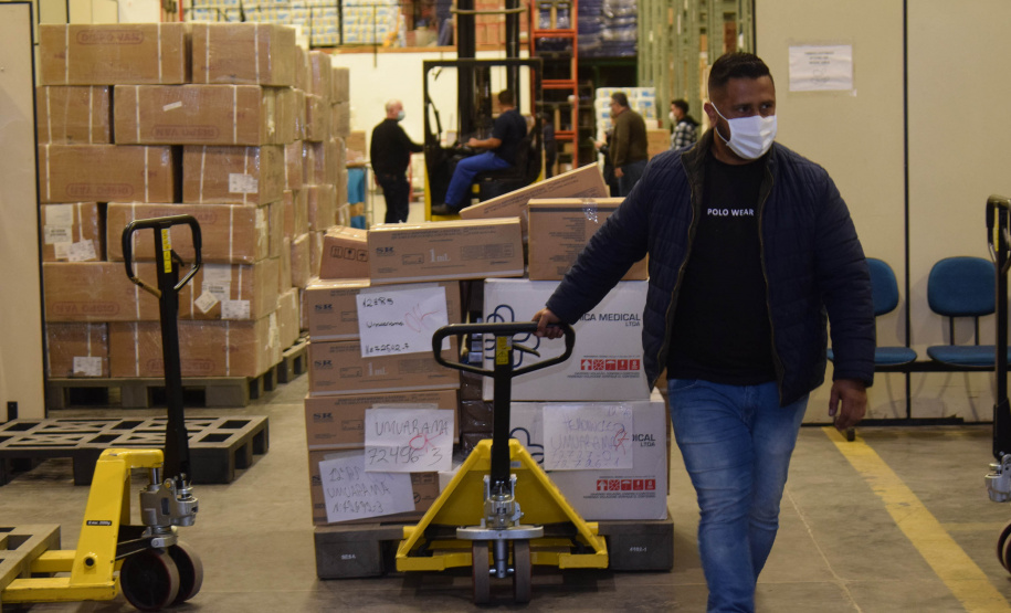 A Secretaria de Estado Saúde repassou para o município de Curitiba mais 30 mil seringas e agulhas de 3ml na manhã desta segunda-feira (21) para auxiliar na vacinação da capital. Esta é a segunda remessa, em menos dois dias. Ainda na ultima sexta-feira, o Governo já havia disponibilizado 30 mil conjuntos de seringas e agulhas de 1ml específicas para o imunizante da Pfizer/BioNtech. - Curitiba, 21/06/2021 - Foto: Américo Antonio/SESA