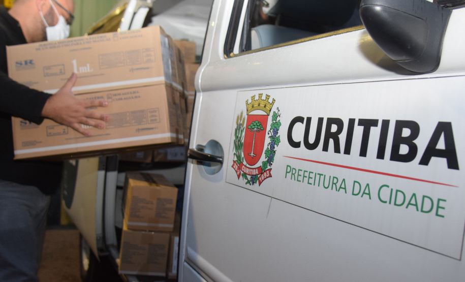 A Secretaria de Estado Saúde repassou para o município de Curitiba mais 30 mil seringas e agulhas de 3ml na manhã desta segunda-feira (21) para auxiliar na vacinação da capital. Esta é a segunda remessa, em menos dois dias. Ainda na ultima sexta-feira, o Governo já havia disponibilizado 30 mil conjuntos de seringas e agulhas de 1ml específicas para o imunizante da Pfizer/BioNtech. - Curitiba, 21/06/2021 - Foto: Américo Antonio/SESA