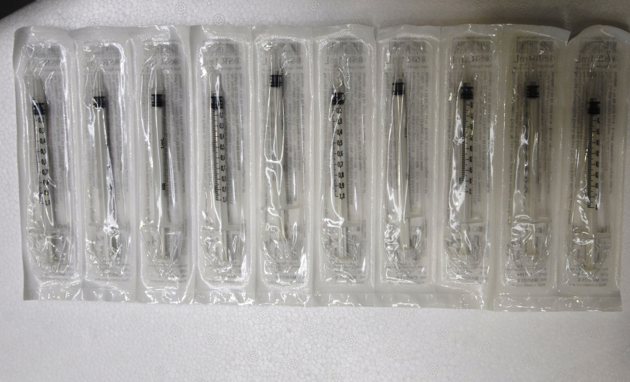 A Secretaria de Estado Saúde repassou para o município de Curitiba mais 30 mil seringas e agulhas de 3ml na manhã desta segunda-feira (21) para auxiliar na vacinação da capital. Esta é a segunda remessa, em menos dois dias. Ainda na ultima sexta-feira, o Governo já havia disponibilizado 30 mil conjuntos de seringas e agulhas de 1ml específicas para o imunizante da Pfizer/BioNtech. - Curitiba, 21/06/2021 - Foto: Américo Antonio/SESA