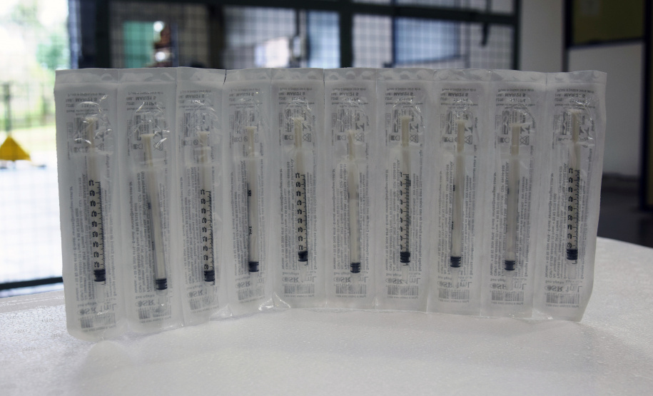 A Secretaria de Estado Saúde repassou para o município de Curitiba mais 30 mil seringas e agulhas de 3ml na manhã desta segunda-feira (21) para auxiliar na vacinação da capital. Esta é a segunda remessa, em menos dois dias. Ainda na ultima sexta-feira, o Governo já havia disponibilizado 30 mil conjuntos de seringas e agulhas de 1ml específicas para o imunizante da Pfizer/BioNtech. - Curitiba, 21/06/2021 - Foto: Américo Antonio/SESA