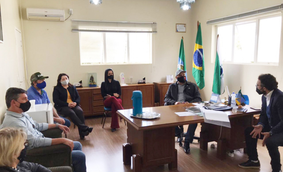 A Fomento Paraná retomou a agenda de reuniões nos municípios do Estado como parte da estratégia de aproximação para fortalecimento de parcerias visando a ampliação do acesso ao crédito para atender empreendedores informais, micro e pequenas empresas, com programas como o Banco da Mulher Paranaense, o Banco do Agricultor Paranaense e o Microcrédito. Foto: Fomento Paraná