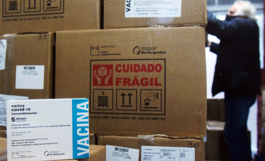 Com mais 450 mil doses, Cemepar começa a dividir novo lote de vacinas contra a Covid-19. Foto: Américo Antonio/SESA