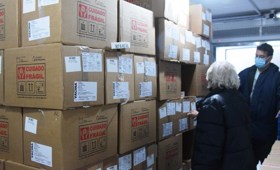 Com mais 450 mil doses, Cemepar começa a dividir novo lote de vacinas contra a Covid-19. Foto: Américo Antonio/SESA