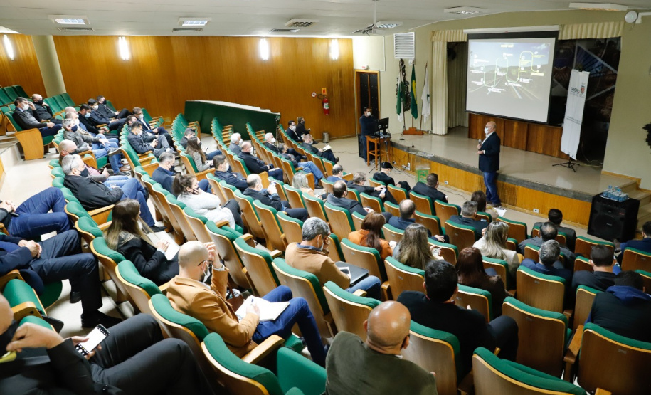 Nesta terça-feira (21), dezenas de prefeitos, assessores e secretários de municípios dos Campos Gerais e da região Oeste participaram de um encontro para conhecer detalhes do projeto da Nova Ferroeste