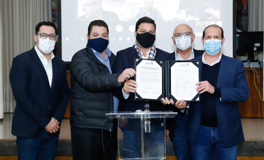 Nesta terça-feira (21), dezenas de prefeitos, assessores e secretários de municípios dos Campos Gerais e da região Oeste participaram de um encontro para conhecer detalhes do projeto da Nova Ferroeste