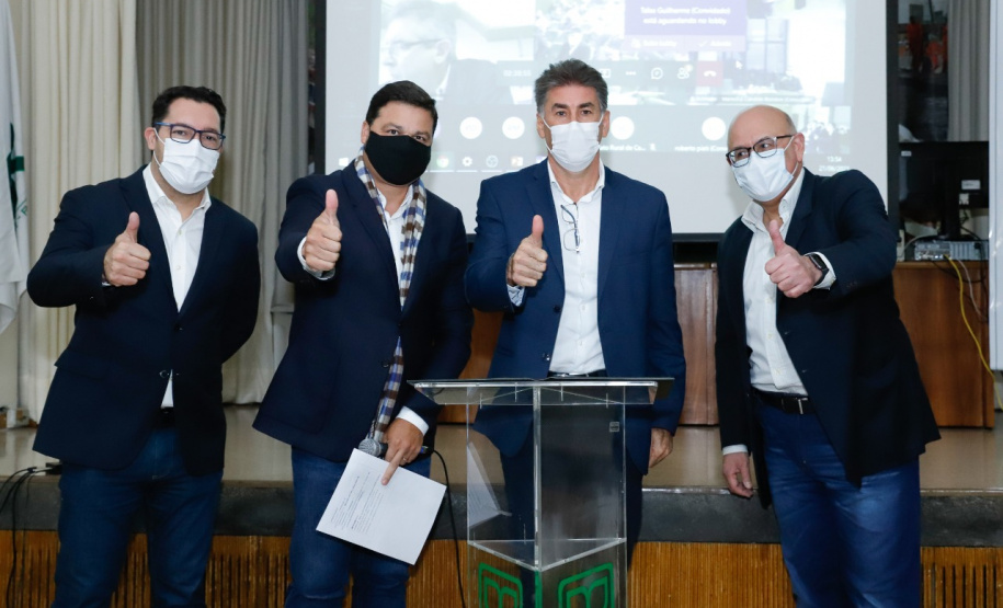 Nesta terça-feira (21), dezenas de prefeitos, assessores e secretários de municípios dos Campos Gerais e da região Oeste participaram de um encontro para conhecer detalhes do projeto da Nova Ferroeste