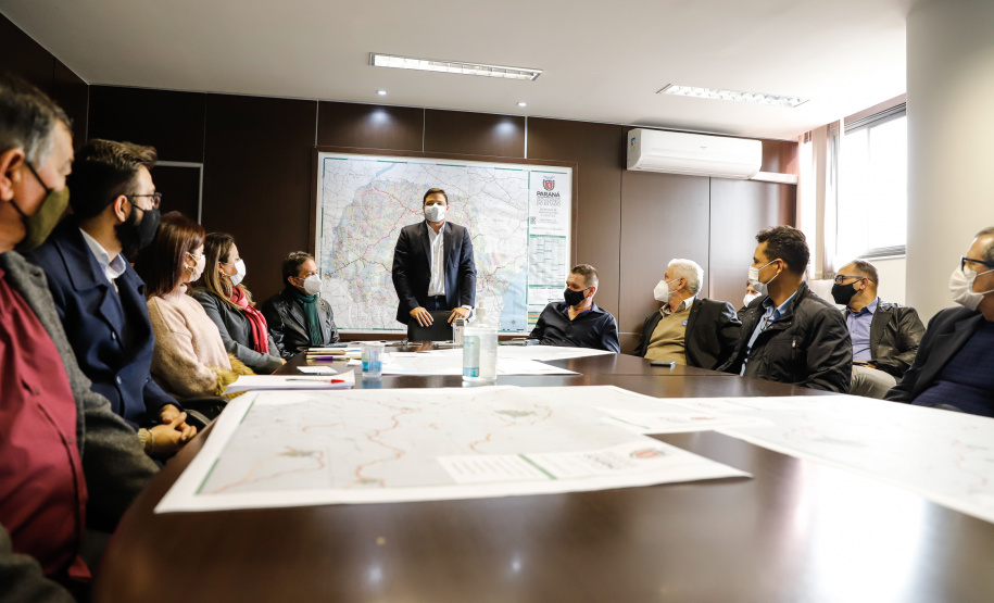 Nesta terça-feira (21), dezenas de prefeitos, assessores e secretários de municípios dos Campos Gerais e da região Oeste participaram de um encontro para conhecer detalhes do projeto da Nova Ferroeste