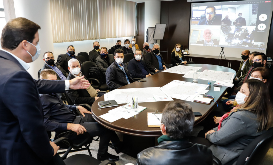 Nesta terça-feira (21), dezenas de prefeitos, assessores e secretários de municípios dos Campos Gerais e da região Oeste participaram de um encontro para conhecer detalhes do projeto da Nova Ferroeste