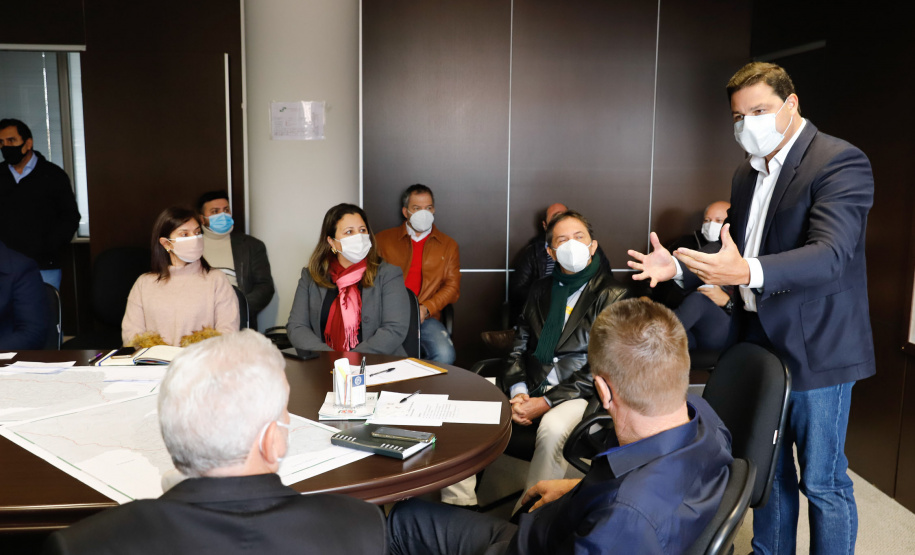 Nesta terça-feira (21), dezenas de prefeitos, assessores e secretários de municípios dos Campos Gerais e da região Oeste participaram de um encontro para conhecer detalhes do projeto da Nova Ferroeste