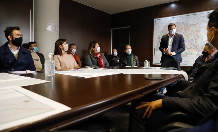 Nesta terça-feira (21), dezenas de prefeitos, assessores e secretários de municípios dos Campos Gerais e da região Oeste participaram de um encontro para conhecer detalhes do projeto da Nova Ferroeste