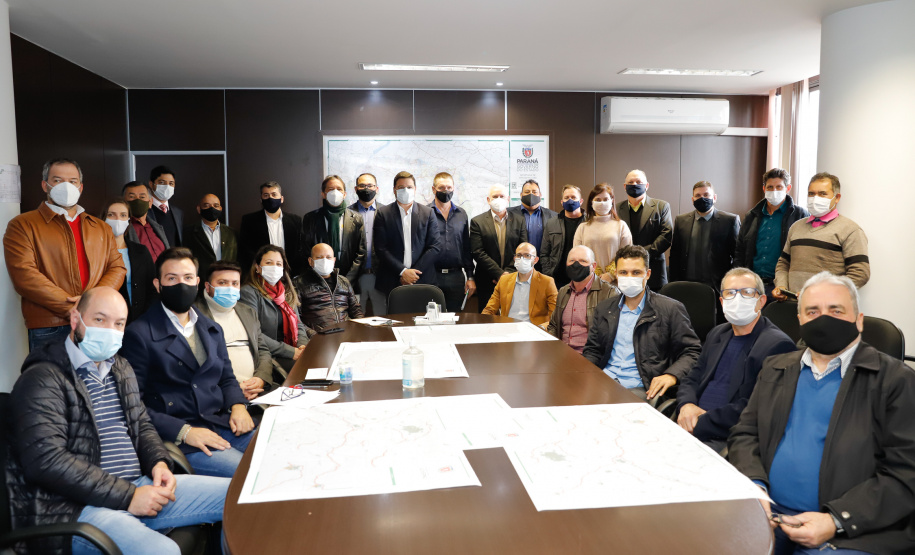 Nesta terça-feira (21), dezenas de prefeitos, assessores e secretários de municípios dos Campos Gerais e da região Oeste participaram de um encontro para conhecer detalhes do projeto da Nova Ferroeste