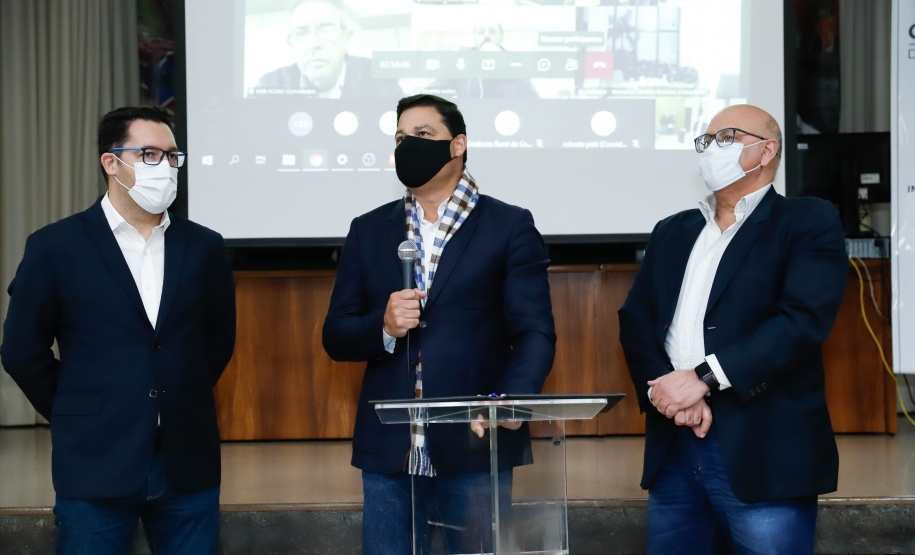 Nesta terça-feira (21), dezenas de prefeitos, assessores e secretários de municípios dos Campos Gerais e da região Oeste participaram de um encontro para conhecer detalhes do projeto da Nova Ferroeste