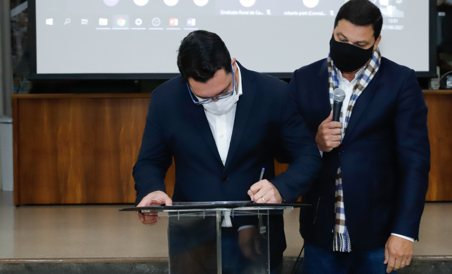 Nesta terça-feira (21), dezenas de prefeitos, assessores e secretários de municípios dos Campos Gerais e da região Oeste participaram de um encontro para conhecer detalhes do projeto da Nova Ferroeste