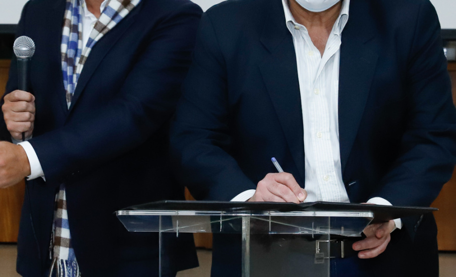 Nesta terça-feira (21), dezenas de prefeitos, assessores e secretários de municípios dos Campos Gerais e da região Oeste participaram de um encontro para conhecer detalhes do projeto da Nova Ferroeste