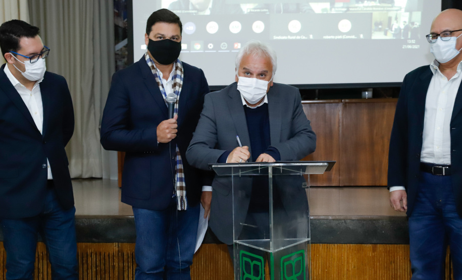 Nesta terça-feira (21), dezenas de prefeitos, assessores e secretários de municípios dos Campos Gerais e da região Oeste participaram de um encontro para conhecer detalhes do projeto da Nova Ferroeste