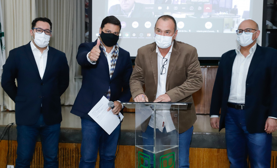 Nesta terça-feira (21), dezenas de prefeitos, assessores e secretários de municípios dos Campos Gerais e da região Oeste participaram de um encontro para conhecer detalhes do projeto da Nova Ferroeste