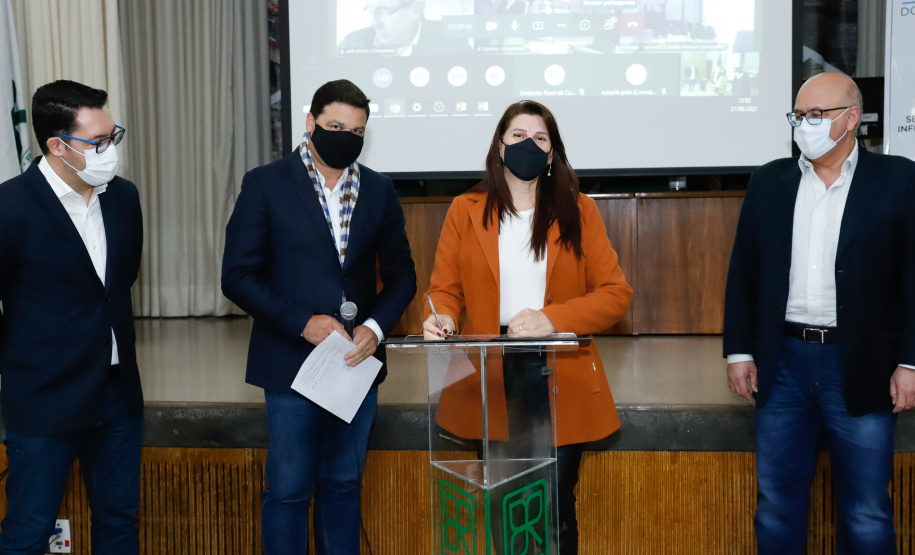 Nesta terça-feira (21), dezenas de prefeitos, assessores e secretários de municípios dos Campos Gerais e da região Oeste participaram de um encontro para conhecer detalhes do projeto da Nova Ferroeste