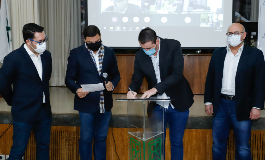 Nesta terça-feira (21), dezenas de prefeitos, assessores e secretários de municípios dos Campos Gerais e da região Oeste participaram de um encontro para conhecer detalhes do projeto da Nova Ferroeste