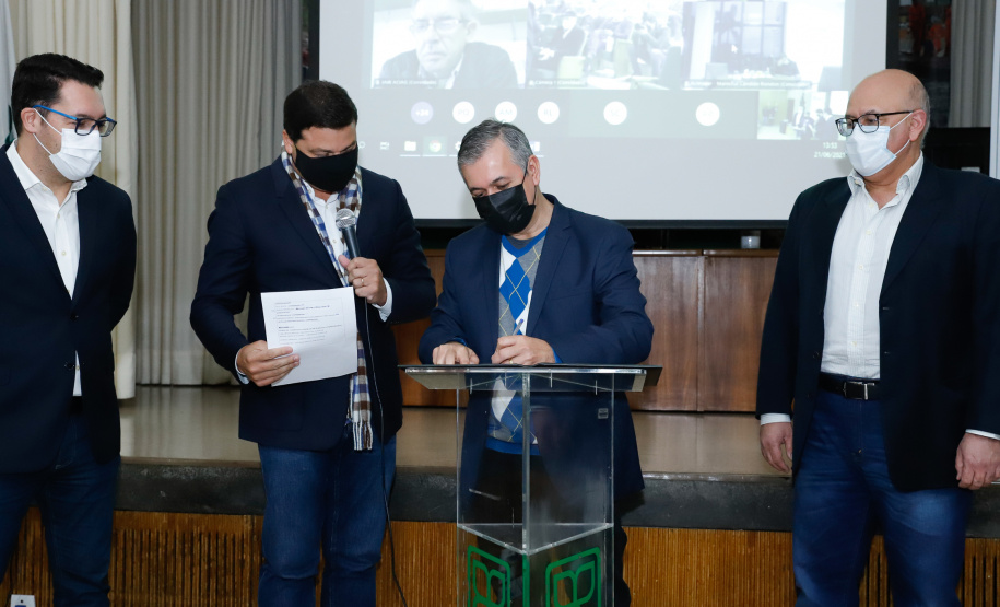 Nesta terça-feira (21), dezenas de prefeitos, assessores e secretários de municípios dos Campos Gerais e da região Oeste participaram de um encontro para conhecer detalhes do projeto da Nova Ferroeste