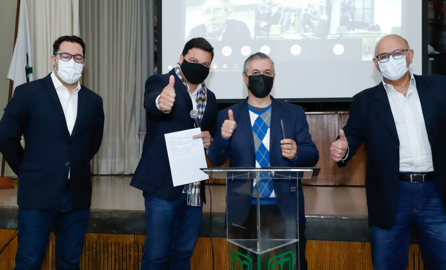 Nesta terça-feira (21), dezenas de prefeitos, assessores e secretários de municípios dos Campos Gerais e da região Oeste participaram de um encontro para conhecer detalhes do projeto da Nova Ferroeste