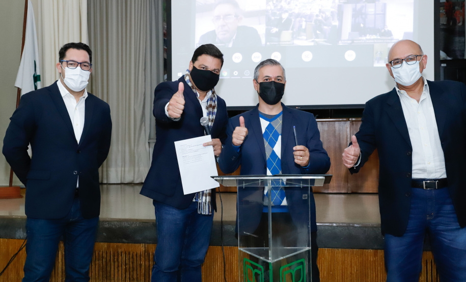 Nesta terça-feira (21), dezenas de prefeitos, assessores e secretários de municípios dos Campos Gerais e da região Oeste participaram de um encontro para conhecer detalhes do projeto da Nova Ferroeste