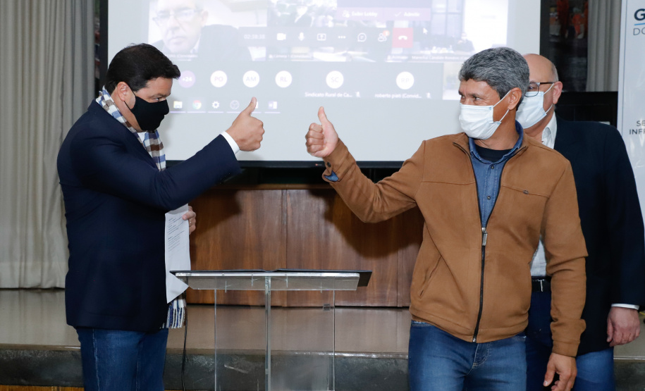 Nesta terça-feira (21), dezenas de prefeitos, assessores e secretários de municípios dos Campos Gerais e da região Oeste participaram de um encontro para conhecer detalhes do projeto da Nova Ferroeste