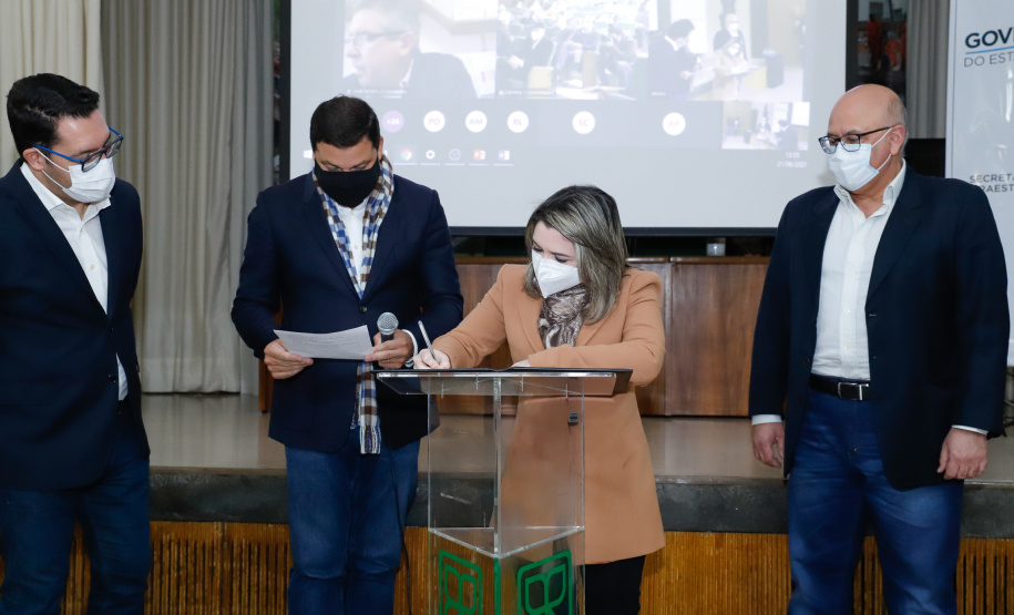 Nesta terça-feira (21), dezenas de prefeitos, assessores e secretários de municípios dos Campos Gerais e da região Oeste participaram de um encontro para conhecer detalhes do projeto da Nova Ferroeste