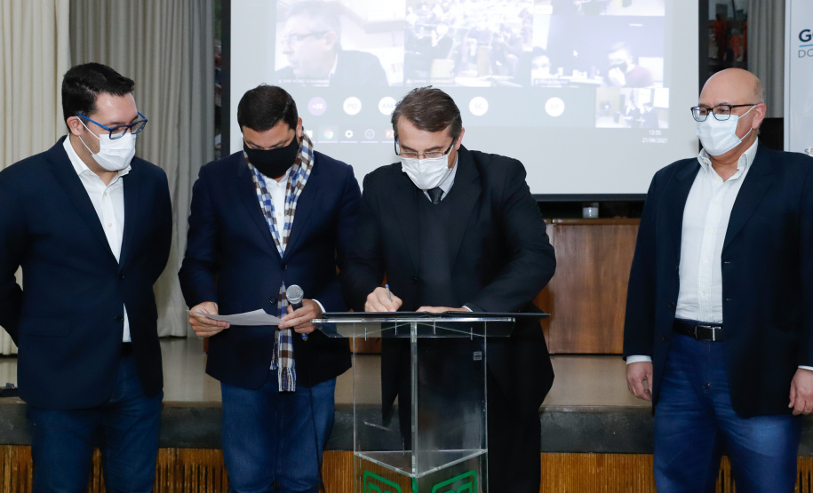 Nesta terça-feira (21), dezenas de prefeitos, assessores e secretários de municípios dos Campos Gerais e da região Oeste participaram de um encontro para conhecer detalhes do projeto da Nova Ferroeste