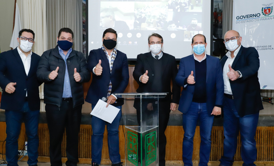 Nesta terça-feira (21), dezenas de prefeitos, assessores e secretários de municípios dos Campos Gerais e da região Oeste participaram de um encontro para conhecer detalhes do projeto da Nova Ferroeste