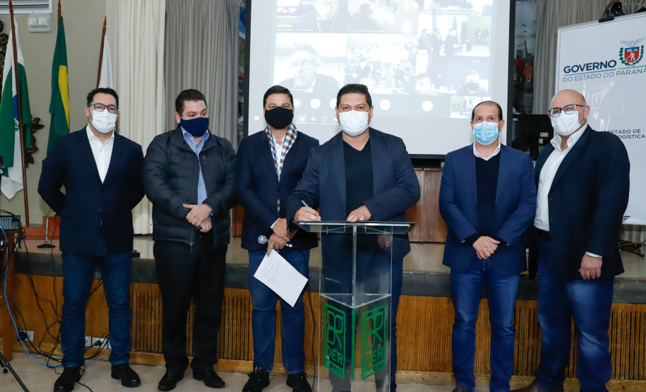 Nesta terça-feira (21), dezenas de prefeitos, assessores e secretários de municípios dos Campos Gerais e da região Oeste participaram de um encontro para conhecer detalhes do projeto da Nova Ferroeste