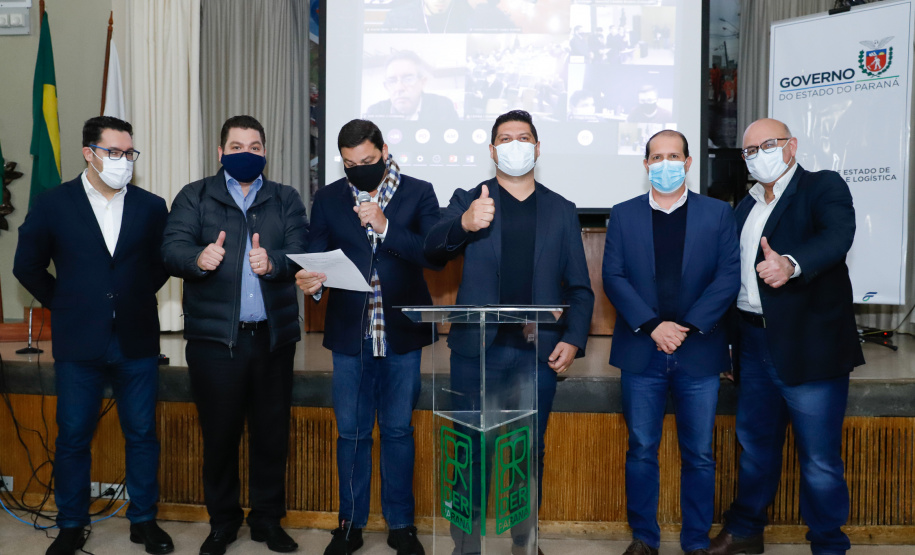 Nesta terça-feira (21), dezenas de prefeitos, assessores e secretários de municípios dos Campos Gerais e da região Oeste participaram de um encontro para conhecer detalhes do projeto da Nova Ferroeste