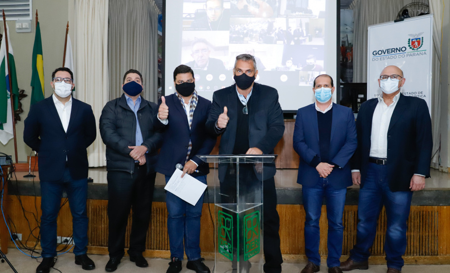 Nesta terça-feira (21), dezenas de prefeitos, assessores e secretários de municípios dos Campos Gerais e da região Oeste participaram de um encontro para conhecer detalhes do projeto da Nova Ferroeste