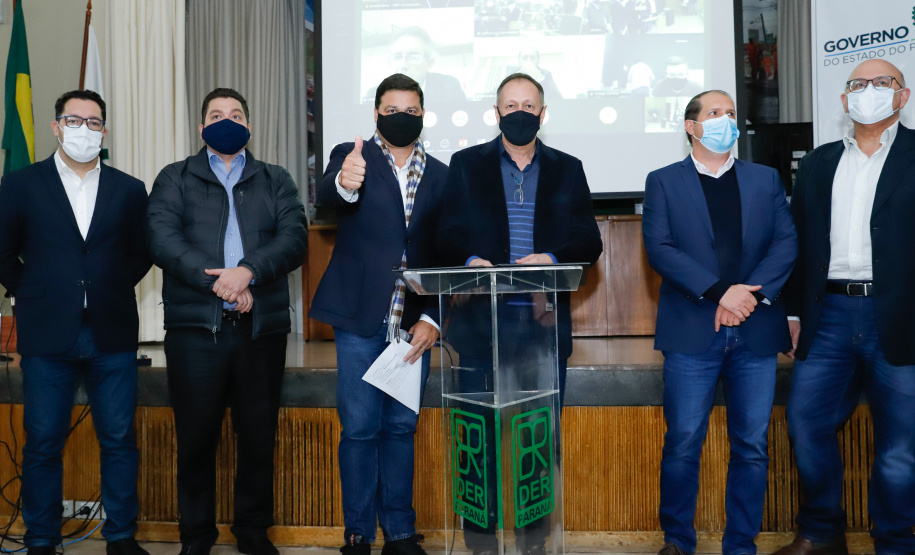 Nesta terça-feira (21), dezenas de prefeitos, assessores e secretários de municípios dos Campos Gerais e da região Oeste participaram de um encontro para conhecer detalhes do projeto da Nova Ferroeste