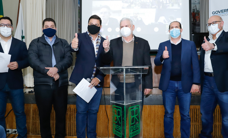 Nesta terça-feira (21), dezenas de prefeitos, assessores e secretários de municípios dos Campos Gerais e da região Oeste participaram de um encontro para conhecer detalhes do projeto da Nova Ferroeste