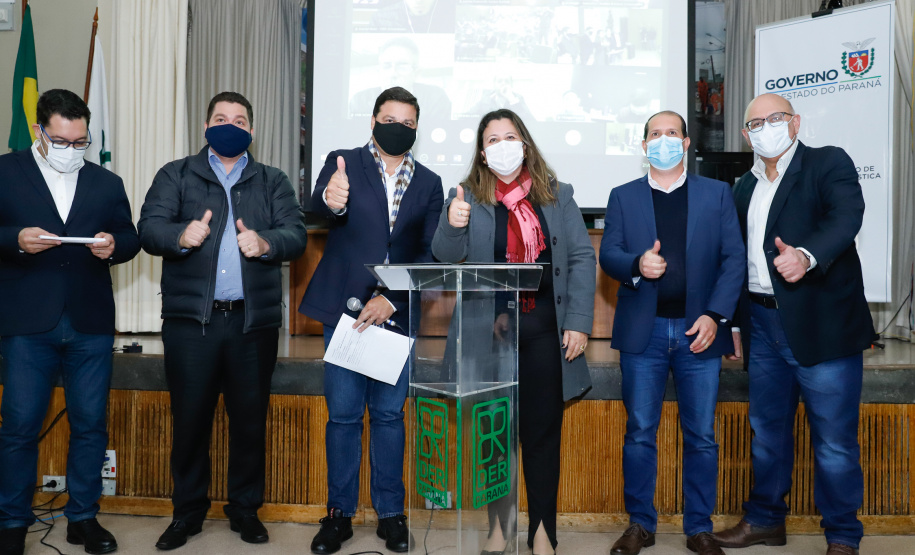 Nesta terça-feira (21), dezenas de prefeitos, assessores e secretários de municípios dos Campos Gerais e da região Oeste participaram de um encontro para conhecer detalhes do projeto da Nova Ferroeste