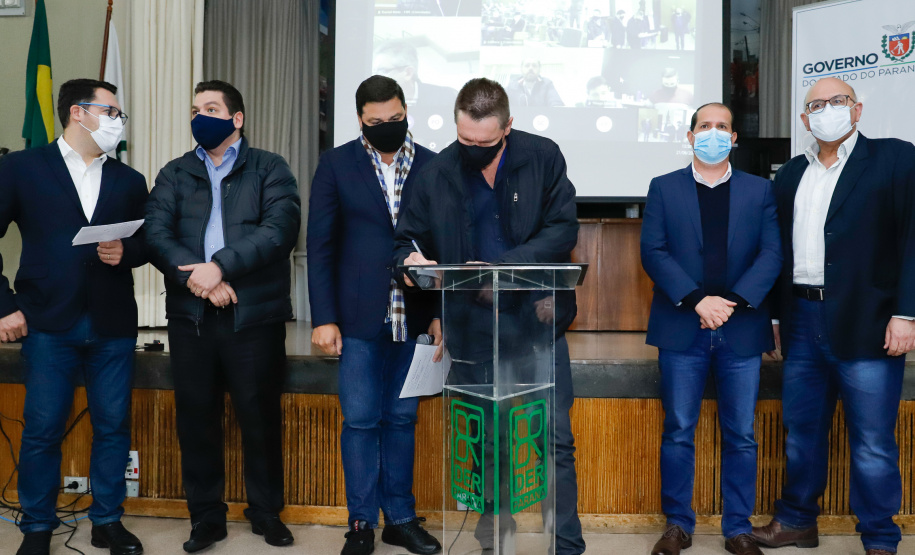 Nesta terça-feira (21), dezenas de prefeitos, assessores e secretários de municípios dos Campos Gerais e da região Oeste participaram de um encontro para conhecer detalhes do projeto da Nova Ferroeste