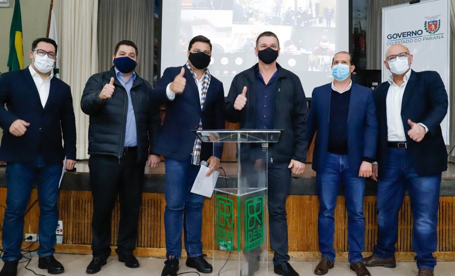 Nesta terça-feira (21), dezenas de prefeitos, assessores e secretários de municípios dos Campos Gerais e da região Oeste participaram de um encontro para conhecer detalhes do projeto da Nova Ferroeste