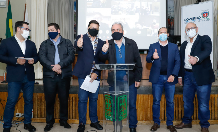 Nesta terça-feira (21), dezenas de prefeitos, assessores e secretários de municípios dos Campos Gerais e da região Oeste participaram de um encontro para conhecer detalhes do projeto da Nova Ferroeste