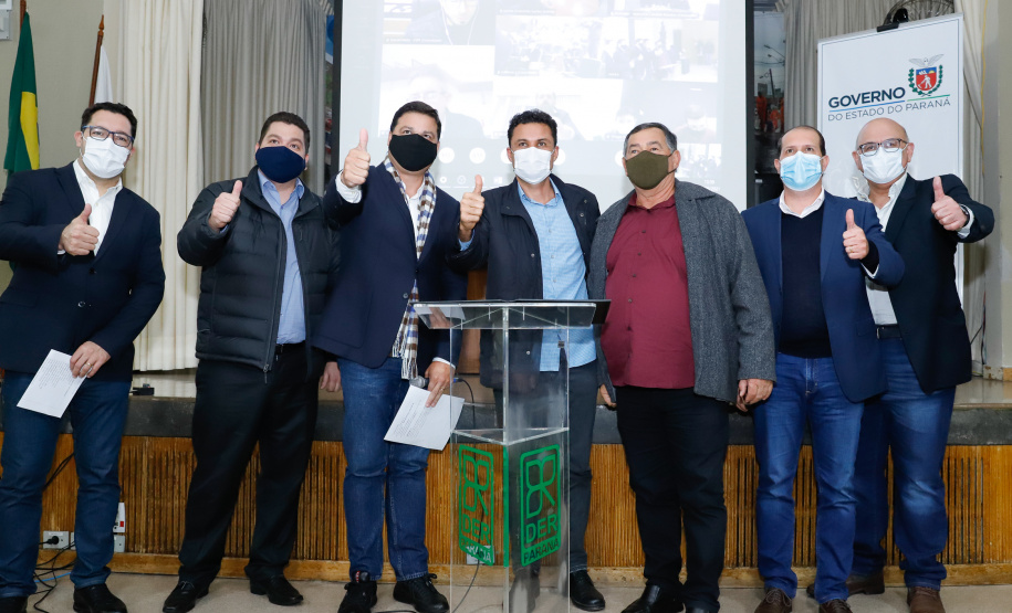 Nesta terça-feira (21), dezenas de prefeitos, assessores e secretários de municípios dos Campos Gerais e da região Oeste participaram de um encontro para conhecer detalhes do projeto da Nova Ferroeste