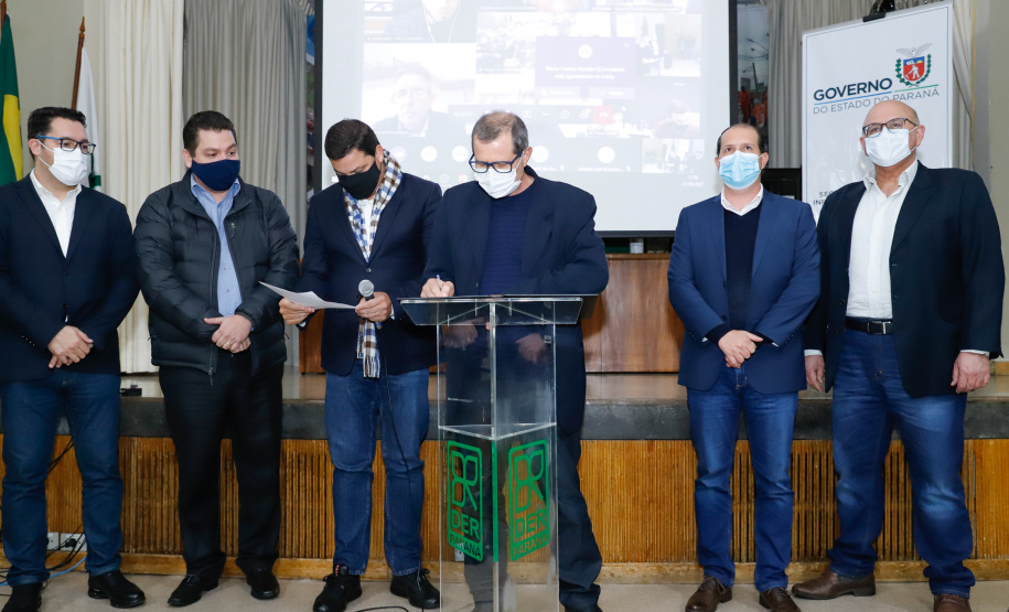 Nesta terça-feira (21), dezenas de prefeitos, assessores e secretários de municípios dos Campos Gerais e da região Oeste participaram de um encontro para conhecer detalhes do projeto da Nova Ferroeste