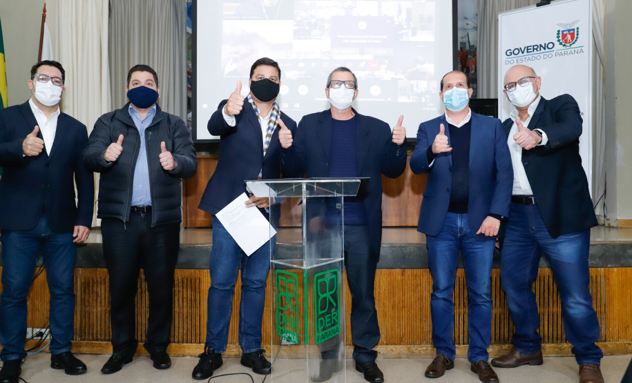 Nesta terça-feira (21), dezenas de prefeitos, assessores e secretários de municípios dos Campos Gerais e da região Oeste participaram de um encontro para conhecer detalhes do projeto da Nova Ferroeste