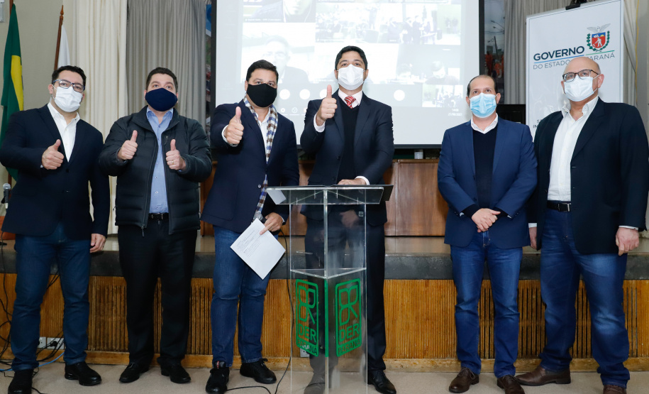 Nesta terça-feira (21), dezenas de prefeitos, assessores e secretários de municípios dos Campos Gerais e da região Oeste participaram de um encontro para conhecer detalhes do projeto da Nova Ferroeste