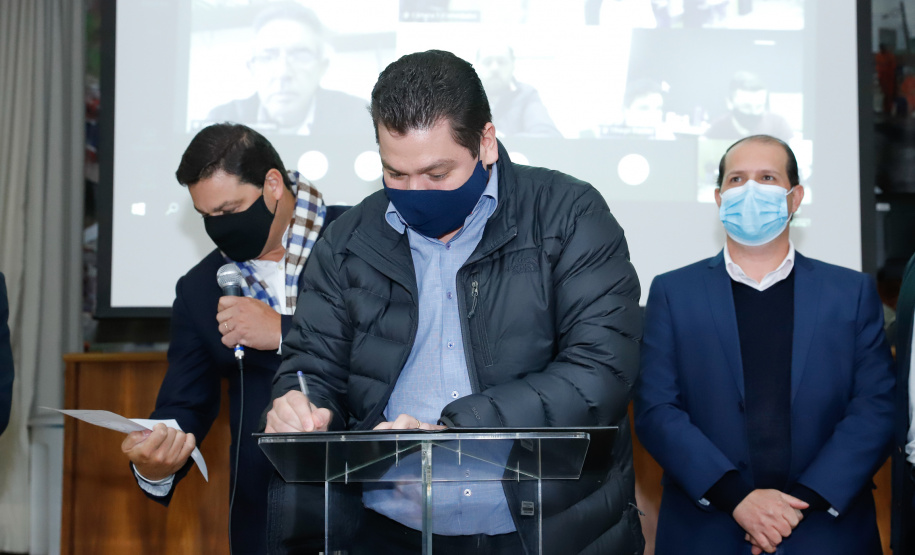 Nesta terça-feira (21), dezenas de prefeitos, assessores e secretários de municípios dos Campos Gerais e da região Oeste participaram de um encontro para conhecer detalhes do projeto da Nova Ferroeste