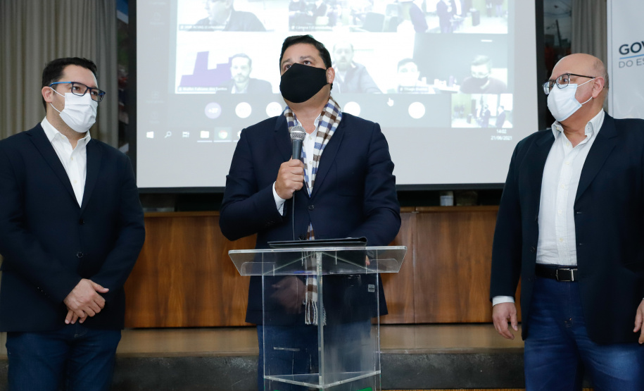 Nesta terça-feira (21), dezenas de prefeitos, assessores e secretários de municípios dos Campos Gerais e da região Oeste participaram de um encontro para conhecer detalhes do projeto da Nova Ferroeste